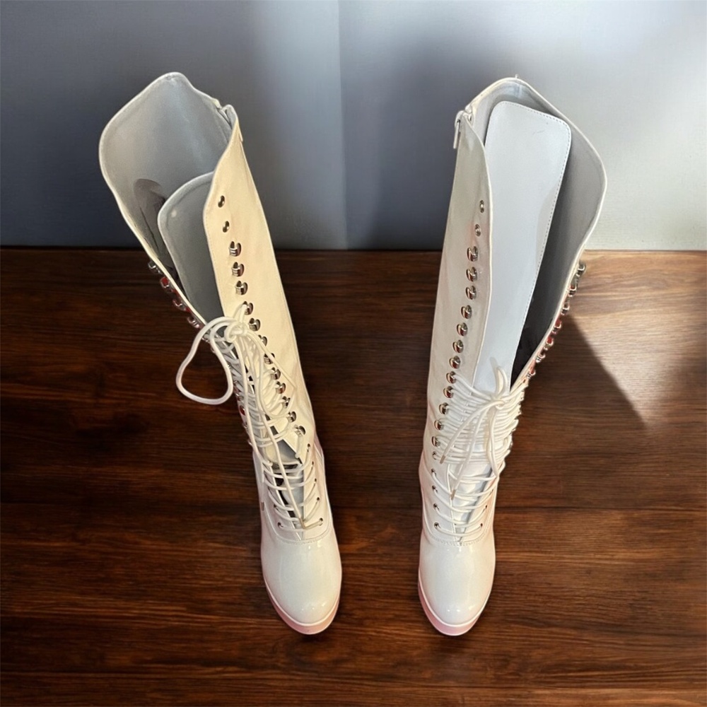 Women’s Round Toe White Knee-High Lace Boots - Size 8 - Good Pre-Loved Condition